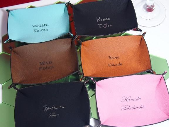 席札にもなるアクセサリートレイ　名刺サイズ【名入れ無料】 | 1枚目