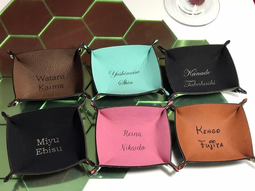 席札にもなるアクセサリートレイ　名刺の半分サイズ【名入れ無料】1枚目の画像